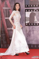 组图：冯文娟白色通花长裙优雅亮相红毯