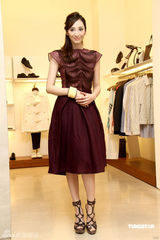 高清图：吴佩慈高腰酒瓶裙走秀 黄色套装妩媚明艳