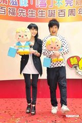 幻灯图：古巨基玩魔术 与官恩娜助阵代言品