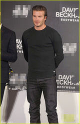 组图：小贝学爱女咬手指 女粉丝获签名内裤兴奋