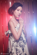 组图：刘梓妍复古典雅大片 烈焰红唇妩媚十足