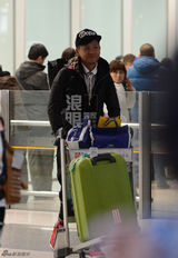 组图：董璇王宝强等众星返京 陈思成夫妇未归