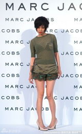 幻灯图集：徐若瑄性感走秀 愚人节装晕倒搞怪 