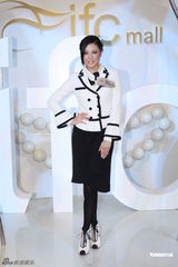 组图：廖碧儿现身上海换装秀捞金 避谈与TVB关系 