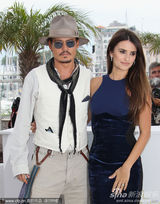 高清组图：德普宣传《海盗4》 佩内洛普紧身裙性感