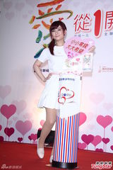 组图：Selina与老公共同做公益 浅笑清新似少女