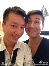 台歌手李立崴微博生前照 爱萌犬自侃酷似梁家辉