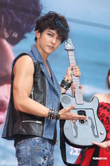 组图：汪东城摇滚风会歌迷 否认与炎亚纶有心结