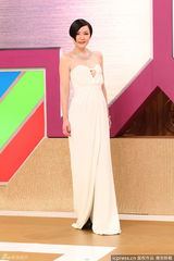 组图：田蕊妮抹胸镂空秀乳 萧正楠粉红西装喜庆