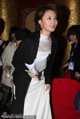 组图：刘芳菲张国立刘威搭档主持 白裙亮相高贵优雅