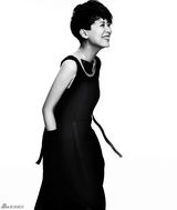 组图：海清轻解衣衫秀红唇 展露调皮女人味