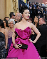 组图：奥斯卡红毯范冰冰粉色礼服大秀香肩雪肤