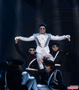 组图：曾志伟率奖门人玩转广州 为钟镇涛庆生