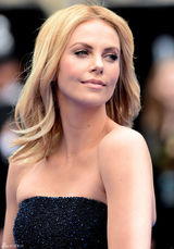 组图：《普罗米修斯》伦敦首映 塞隆蓝裙性感