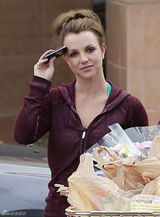 组图：布兰妮素面朝天逛超市 一身休闲不修边幅