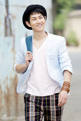 组图：何明翰夏日街拍再致青春潮流