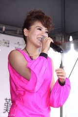 组图：丁当签唱会目睹男男热吻 称很想谈恋爱