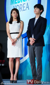 组图：宋仲基河智苑做慈善与残障儿童互动有爱