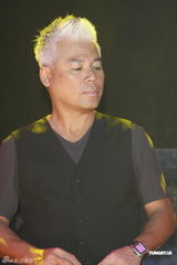 组图：巫启贤为新专辑开唱 30日将出席大炳追思会