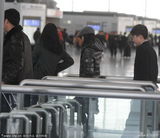 组图：董洁机场黑超遮面煲电话粥 见媒体快闪