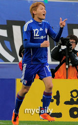 组图：金俊秀金贤重等参加友谊球赛 绿茵场上飙帅