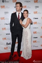 组图：《极速风流》首映“雷神”与妻子秀恩爱