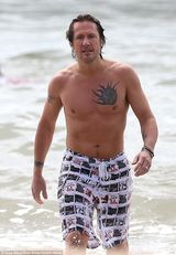 组图：基德曼泳衣遮体羞露身材 与老公下海热拥