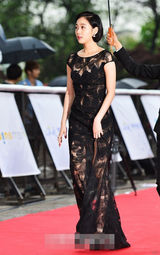 组图：百想红毯朴有天帅气 女星主打黑裙秀性感