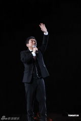 组图：吕方香港红馆开唱 好友伦永亮杜德伟撑场