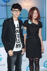 组图：方大同音乐创作不忘备份 与薛凯琪无亲密照