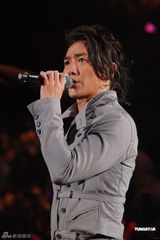 高清图：郑伊健个唱感谢蒙嘉慧 四度返场唱到哭