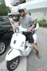 组图：应采儿剖腹诞男婴 谢天华等入院探望