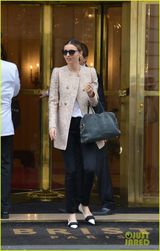 组图：米兰达可儿巴黎时装周街头现身频换装