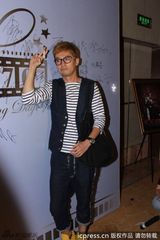 组图：胡歌黄发亮相陈龙婚礼 与嘉宾合影表情逗趣