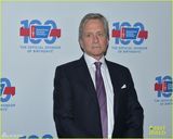 组图：道格拉斯参加抗癌活动 曾因口交致喉癌