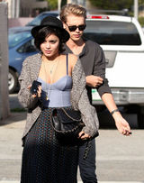 高清组图：凡妮莎-哈金斯街拍牛仔拼接裙搭黑帽