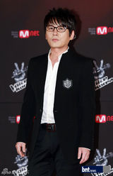 组图：安七炫神采奕奕宣传选秀节目 白智英性感