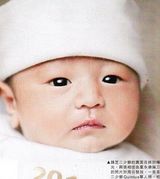 组图：张柏芝次子照再曝光 可爱宝贝流口水