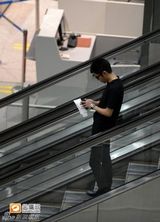 组图：章子怡喂玉米照遭 撒贝宁黑面回京