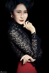 组图：王宁蕾丝镂空装魅惑出镜