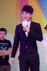 组图：贾乃亮出席活动遇疯狂粉丝