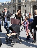 组图：贝嫂抱女出街爱子护驾 哈珀挖鼻吮指呆萌