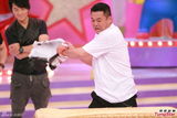 组图：郑伊健陈小春《无敌奖门人》录影玩游戏