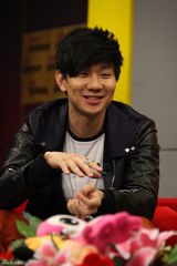 组图：林俊杰做客新浪聊天 吐舌卖萌酒窝俏皮