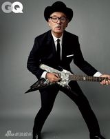 组图：比尔-莫瑞西装革履登杂志秀诙谐本色