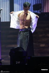 组图：张智霖开唱怀抱儿子亮相 张柏芝任嘉宾