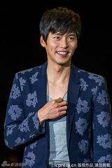 高清组图：玄彬上海开唱 与粉丝合影自拍乐陶陶