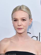 组图：妮可紧身皮裙现身 超模超低深V真空露胸