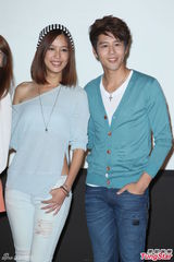 组图：陈庭妮赞胡宇威演技 娇羞称其时刻都在