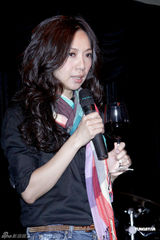 万芳开心为演唱会庆功 大方饮下杯中红酒(组图)